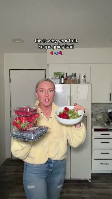 This is how you can get your fresh fruit to last longer 🍓 #fruitcontainer #washingfruit #fridgestorage #producecontainer #howtowashfruit 