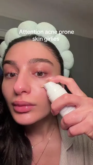A tinted sunscreen made for acne prone skin that’s protects and makes you glow ✨ #acneproneskin #acne #sunscreen #tintedsunscreen #acneskincare 