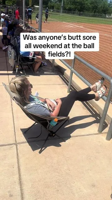 🪑⚽️⚾️This rocking sideline chair has a breathable mesh back, a cupholder, and a pillow headrest! It weighs only 8 pounds and collapses into an easy carry bag! #sportschair #campingchair #sportsmom #rockingchair #soccermom 