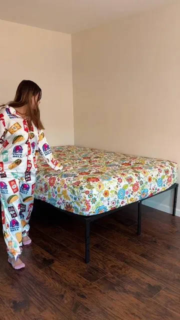 Base metálica para cama, resistente, con espacio de almacenamiento y 40% de descuento + envío gratis.  @Edenza #bedframe #furniture #tiktokshop #fyp #baseparacama 