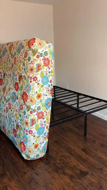Base metálica para cama: resistente, con espacio de almacenamiento y 40% de descuento más envío gratis dentro de Estados Unidos.   Elige tu favorita desde el carrito naranja. @Edenza #fyp #paratii #viralvideo #tiktokshop #bedroom 