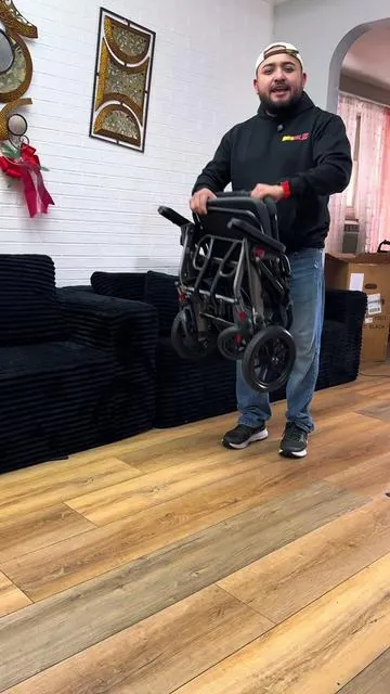Esta silla de ruedas plegable es la más popular aquí en tiktokshop#silladeruedas#folding#wheelchair#tiktokshop #creatorsearchinsights 