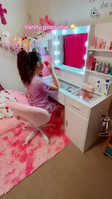 Her VANITY went MEGA VIRAL 🌟#roomdecor #girlsroom #vanity #vanitymirror #girlythings 
