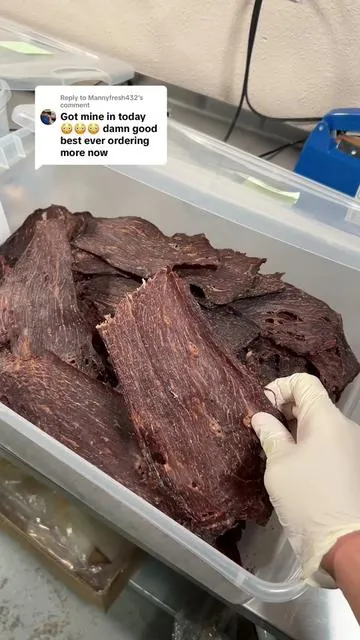 Replying to @Mannyfresh432 listo para su próxima orden de carne seca! #carneseca #beefjerky #chiledearbol #mexicantok #chiltepin 