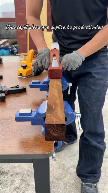 Cambia a este cepillo eléctrico Trabaja más rápido con este cepillo #handplane #woodworking #woodwork #dewalt #powertools 
