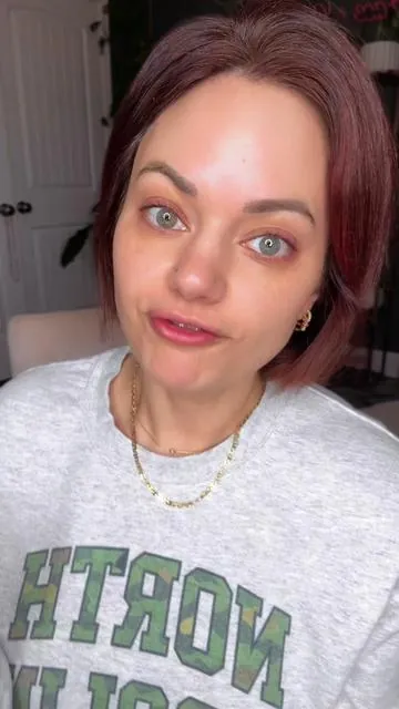 If your makeup suddenly looks dry, flat, or older… it’s probably not your foundation. It’s your prep. Glow underneath your base gives dimension back to your skin so matte products don’t suck the life out of your face. This is the step I never skip. Save this for your next makeup day. #glowyskin #makeupover35 #loweffortbeauty #prepmakeup #skintips