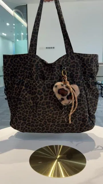 Cute, cozy, and all-match 🐆✨ #plushbag #leopardbag #tiktoktrend #tiktokshopcreatorpicks #tiktokshopstockup 
