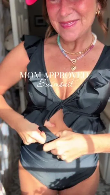 😍😍😍 Of of my new favorites!! #swimwear #swimsuit #bathingsuit #momswimsuit #tummycontrolswimwear 