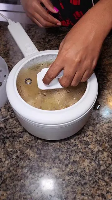 #electriccooker  #kitchenhacks  #nonstickcookware  #haitiantiktok  #cookingtips 