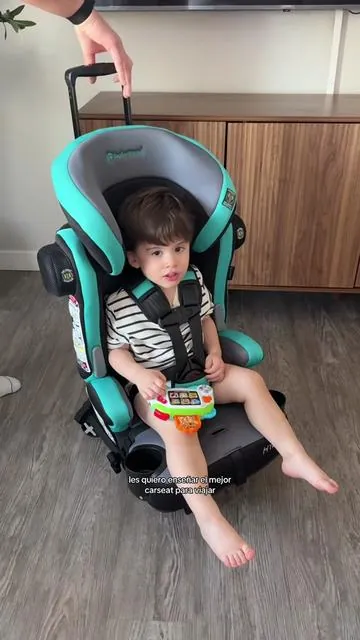 está aprobado por la FAA así que también puede ir como asiento en el avión 👍🏻 #carseat #travel #toddlertravel #travelhacks #boymom 
