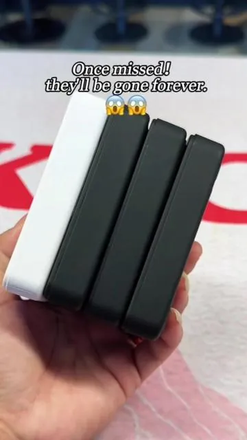 Snap it on, walk away, stay charged. No cables, no stress #PowerBank #CargadorPortátil #FastCharge #TikTokHolidayHaul #MagneticPowerBank 
