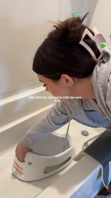I love the thermometer and the color changing feature! Such a good price, go check them out before the sale ends! #bathtime #bathessentials #bathroutine #babybathseat #bathseat 