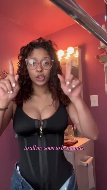 Guys have yall been wearing your waist trainers? If not get to it don’t let it collect dust cuz I believe it’s working! I went from a medium to a small and it’s still comfortable to wear while giving me all the support I need! #waisttrainning #waisttrainingcorset 