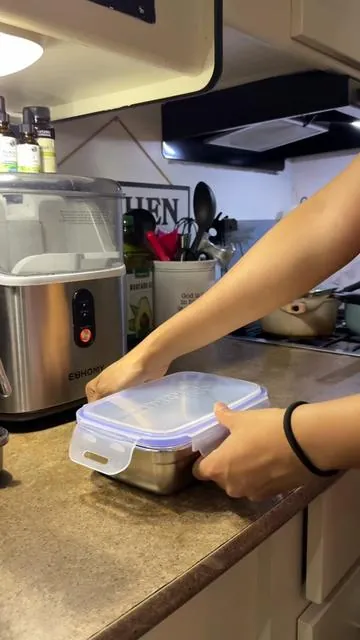 This cordless heated lunch box >  #bluecollarmen #lunchbox #construction #bluecollar 