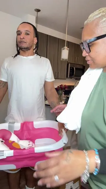 Were was this type of bathtub when l had babies! A floating cushion, a temperature gage, collapsible and easy to store!!!  #bathtime #tubtime #babytub #tiktokshopcreatorpicks #tiktokshopstockup 