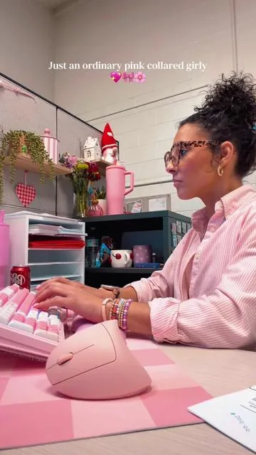 I decided that if I have to spend 40 hours a week at work, my space is going to be cute. ☺️🎀✨ #fyp #officegirl #officedecor #workingmom #pink 