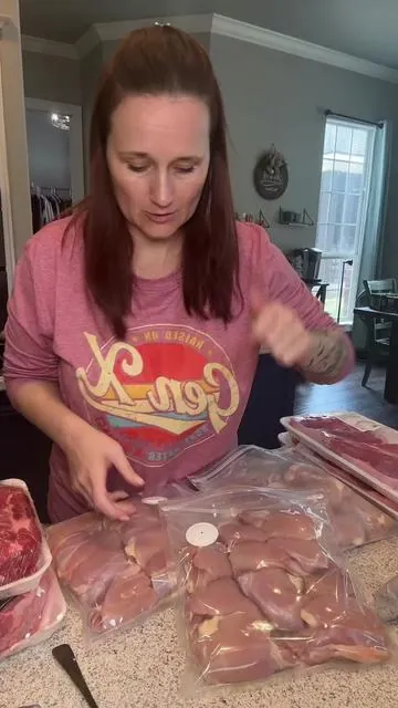 Meal prep just got a major upgrade  The FEPPO Vacuum Sealer for Food (Handheld + Visual Water Storage Tank) keeps your food fresher up to 5X longer — and it’s so easy to use. Less waste. More freshness. More money saved 🙌 If you love meal prepping or buying in bulk, this is a kitchen must-have. #VacuumSealer #MealPrepEssentials #KitchenGadgets #FoodStorage #FreshLonger  