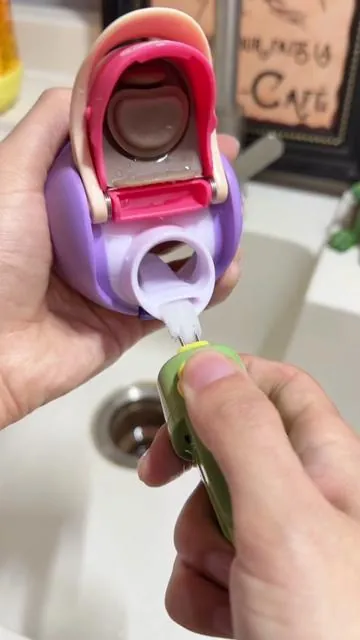 I can' t believe I used to drink from unwashed cups 😳 This tool changed everything! #BottleBrush #CleaningHacks #MomLife #HomeEssentials #TikTokHolidayHaul 