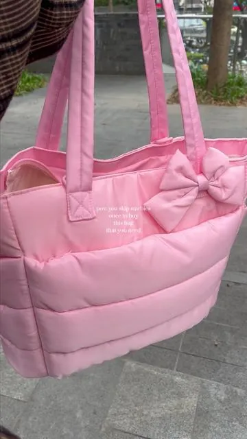 puffer crescent bag from @WESTBRONCO.MY 🎀☁️ jahitan, material, design semua purfeeect ye ✨ siap waterproof lagi and yang paling bestnya banyak pockett 😭🫶🏻 #cloudbag #pufferbag #westbronco #puffercrescentbag #westbroncobag #pinkbag #crescentbag