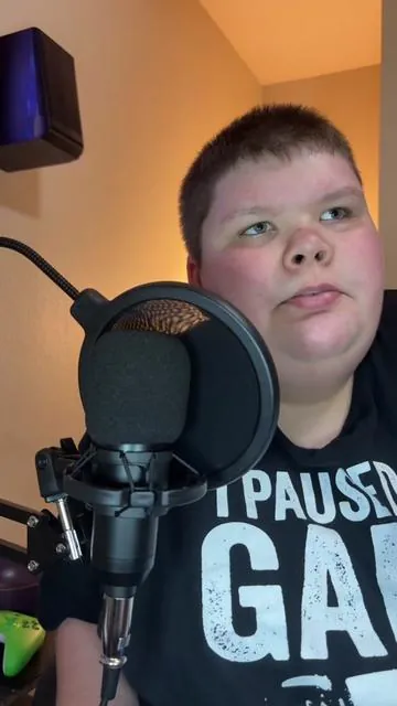 He said he’s rusty but he did a fabulous job anyway. #podcastmicrophone #microphone #beatbox #fyp #viral 