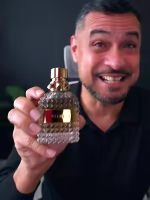 Valentino Uomo Eau de Toilette 3.4 oz fragancia masculina con notas de avellana, chocolate oscuro, café tostado, cuero y cedro. Perfume cálido, elegante y sofisticado ideal para noches, citas y clima fresco.#ValentinoUomo #PerfumeMasculino #FraganciaGourmand #ColoniaElegante #TikTokShopStockUp 