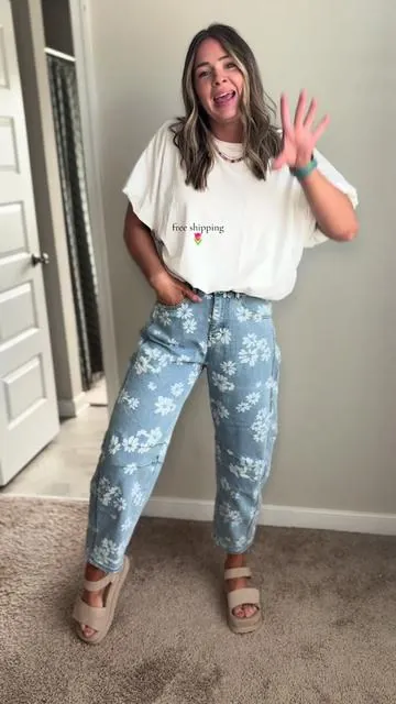 Probably one of my favorite pieces in my closet. Patterned jeans but still neutral. I would size down! #floraljeans #floraldenim #womensoutfit #outfitinspo #springoutfit 