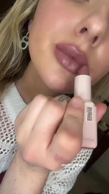 I think this will always be one of my favorite lipsticks ever because it’s so moisturizing #lipstick #lipbalm #lipsticklover #lipcombo #lipserum 