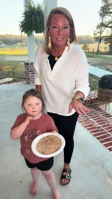 Kids make the best sand pizzas 🍕#kidsoftiktok #kids #pizza 