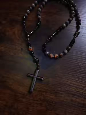 Natural Obsidian Yooperlite rosary necklace UV reactive con piedra hematita y cruz. Collar unisex de 36 pulgadas elegante y espiritual que brilla bajo luz UV, ideal para protección y estilo diario.#TikTokShopStockUp #ObsidianNecklace #Yooperlite #RosaryStyle #MensAccessories