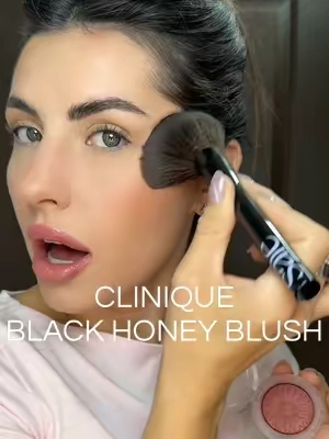 Black honey now in a powder blush🖤🍯just like the black honey lipstick, she’s STUNNING! The most perfect shade 👏 @Clinique #Clinique #blackhoney #cliniqueblackhoney #blush #tiktokshopcreatorpicks 