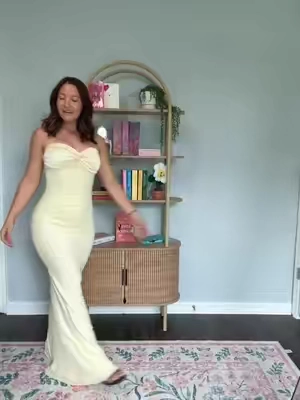 This mermaid style gown, amazing for a wedding! 