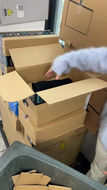 Family moving day? Dad handles the boxes in record time, leaving everyone else to unpack. #MovingDay #DadLife #TimeSaver#zeleki #MomHacks 