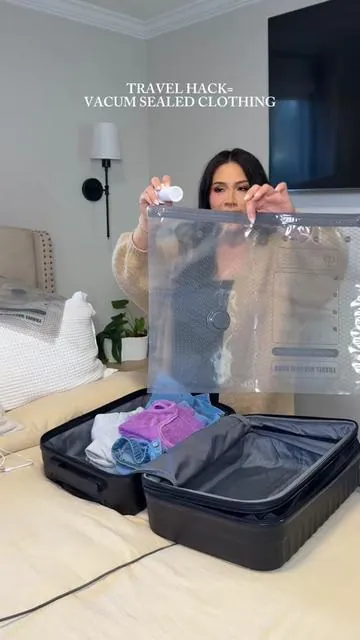 The portable little vacuum part is what sold me tbh 🙌🏼 #travelhack #vacumsealer #packingforvacation 