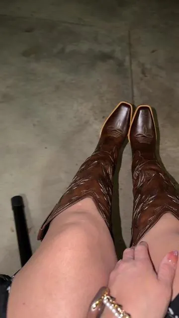 @wetkissshoes Hands down has the best cowgirl boots! #cowgirlboots #boots #cowgirloutfit #botasvaqueras #botas 