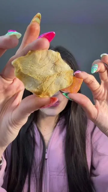 Notice how I’m eating them the whole video… I can’t help myself there so damm GOOD 🤤😂 #tiktokshopcreatorpicks #tiktokshop #snacks #chicimama #mangos 