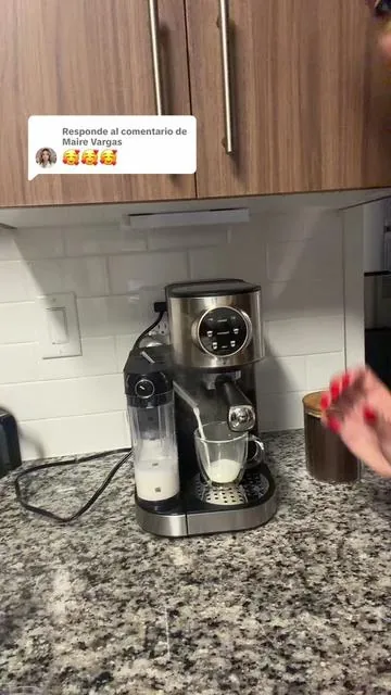 Respuesta a @Maire Vargas Disfruta tu café como te gusta, recién hecho y con el aroma que despierta toda la casa ☕✨ Perfecta para tus mañanas, tu oficina o ese momentico solo para ti. #cafetera #coffeetime #amantedelcafe #cafeencasa #cocina    