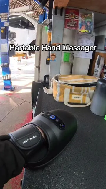 This might be my new warm up routine before work 😂 #tools #massager #mechanic #therapy #warmup 