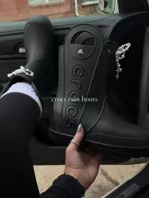 @Crocs #TikTokShopSpringGlowUp #tiktokshopstockup #tiktokshopcreatorpick #crocsrainboots #crocs 