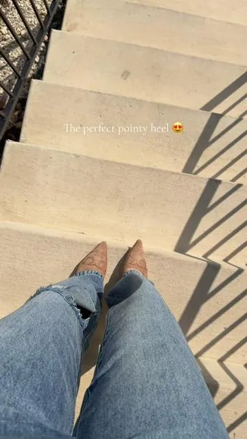 Western vibes but make it comfortable 🤎 • 2.36” heel = everyday perfection • Nude suede + painted detail = obsessed @DERDALN #westernfashion #western #cowgirl #shoes #womensfashion 