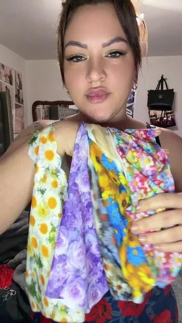 “Chicas… miren esto 😍 ¡7 panties hermosas en un solo paquete! Son de tiro alto, súper cómodas y sin costuras, así que no se marcan con la ropa 👌✨ La tela tipo ‘ice silk’ es suave, fresca y perfecta para todo el año. Y miren los diseños florales 🌸 ¡están preciosos! Son ideales para usar con vestidos ajustados, jeans o ropa deportiva porque no se notan nada. Si buscas comodidad + estilo en tu día a día… este set es una súper opción 💕 Aprovecha porque vienen 7 piezas y están volando 🛒🔥” “Cómodas, sin marcas y hermosas 🌸✨ 7 por 1 💕”    #ModaFemeninamiren esto 😍 ¡7 panties hermosas en un solo paquete! Son de tiro alto, súper cómodas y sin costuras, así que no se marcan con la ropa 👌✨ La tela tipo ‘ice silk’ es suave, fresca y perfecta para todo el año. Y miren los diseños florales 🌸 ¡están preciosos! Son ideales para usar con vestidos ajustados, jeans o ropa deportiva porque no se notan nada. Si buscas comodidad + estilo en tu día a día… este set es una súper opción 💕 Aprovecha porque vienen 7 piezas y están volando 🛒🔥” “Cómodas, sin marcas y hermosas 🌸✨ 7 por 1 💕” #RopaInterior #PantiesAltaCintura #ComodidadDiaria #ModaFemenina    