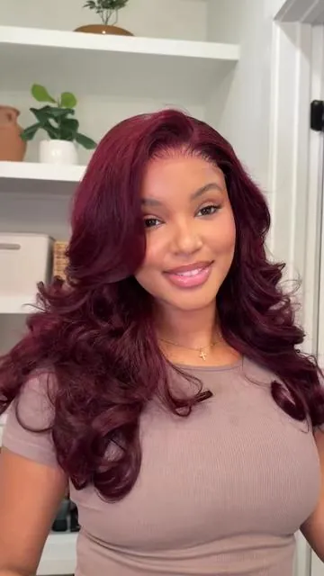 Tried some color and fell in love! @Recoolhair #recoolhair #wiginstall #gluelesswig #darkburgundyhair #layers 