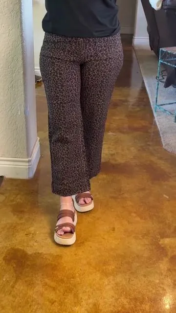 Where are my leopard lovers at!? #luvamia#leopardprint#leopardprintjeansc#croppedpants#tiktokshopspringglowup @luvamia 