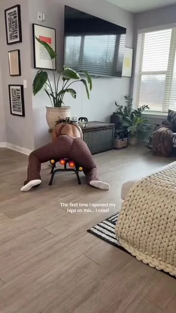 If your hips stay tight or your lower back feels stiff… this stretch hits different 🔥 #tiktokshopcreatorpicks #tiktokshopspringglowup #tiktokshopstockup #raytheonsports #hipstretch 