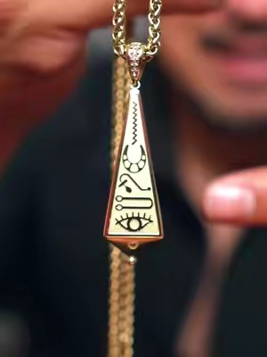 Colgante Amuleto Lucky Hieroglyph HolyLegend baño oro 14K real con zirconias CZ iced out. Diseño egipcio 3D con ojo protector y símbolos grabados, brillo premium duradero sin decoloración. Cadena incluida gruesa, unisex versátil para layering o uso diario. Joyería hip hop con significado de suerte y protección. #ColganteEgipcio #Amuletoproteccion #JoyeriaOro #TikTokShop #TikTokShopStockUp