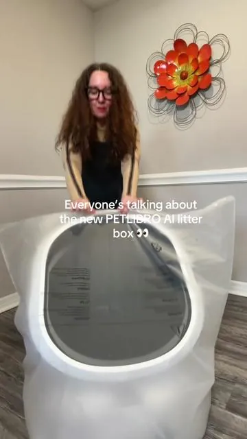 This AI self-cleaning litter box connects to an app and can actually tell which cat used it. It tracks visits, recognizes multiple cats, and even logs whether it was # 1 or # 2 before it automatically cleans. It also helps control odors, so the whole setup stays cleaner and you can keep an eye on your cat’s daily habits without guessing. #tiktokshopcreatorpicks #TikTokShopSpringGlowUp  #SelfCleaningLitterBox #MultiCatHome #CatCare 