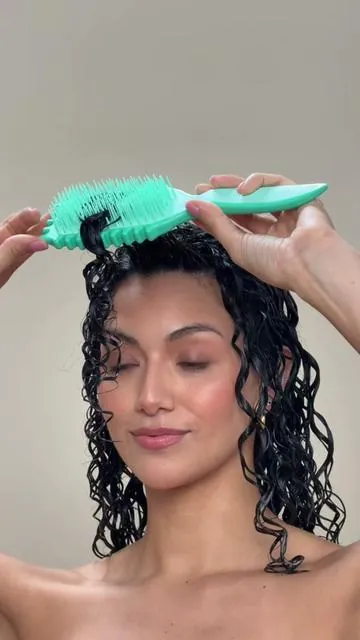 POV: Your hair is delicate, a little damaged, or color-treated… but you just discovered the NEW Slick-Dense Brush. Watch it in action and learn what makes it special 👀 ✔️ Medium-density bristles with soft-flex tips (designed to provide controlled curl definition while reducing tugging!) ✔️ Delivers controlled, medium-sized curl clumping ✔️ One-length bristles for enhanced definition  ✔️ TPEE bristles made with Rapeseed Oil  ✔️ Ergonomically shaped for easy sectioning, control, and precision Perfect for wavy, curly, and coily hair textures, especially if your hair is lightly damaged or color-treated. Use it on fine, medium to coarse textured hair 💆‍♀️ Shop now on our #tiktokshop 🛍️ #bouncecurl #defineedgeliftbrush 