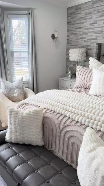 The Bedsure Boho Arched Comforter set is so beautiful. It comes with the Comforter and two pillow shams. This is the Oat Milk color. It’s so soft and cozy. @Bedsure #comforter #bedding #bedset #comforters #tiktokshopcreatorpicks 