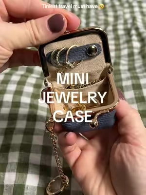 Replying to @bonnie you can get them with or without the keychain attached! #jewelrytok #jewelrycase #travelhack #travelmusthaves #tiktokshopcreatorpicks 
