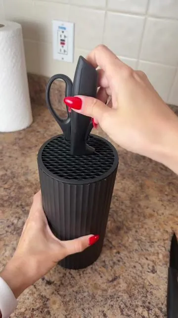 Comparing this upgraded knife block set to the old design, this is the knife block of the future #knifeblockset #kitchenessentials 
