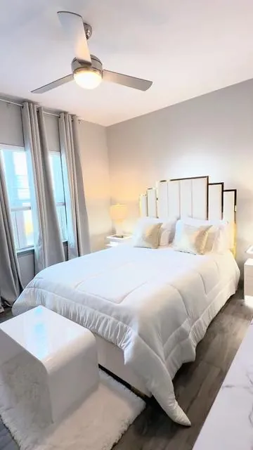 Cambia tu habitación por completo con esta cama Queen elegante y moderna. Diseño de lujo, cabecera acolchada y detalles dorados que elevan cualquier Lugar. Convierte tu habitación en un espacio Lujoso que espere por ti cada día. Su base fuerte y Firme hará que tu sueño sea reparador. Imagínate llegar a casa después de un día largo… abrir la puerta… y ver este nivel de elegancia esperándote. ✨                   No es solo una cama. Es comodidad, diseño y presencia en un solo mueble. #camaqueen #lujo #comodidad #tiktokshop #camasmodernas 